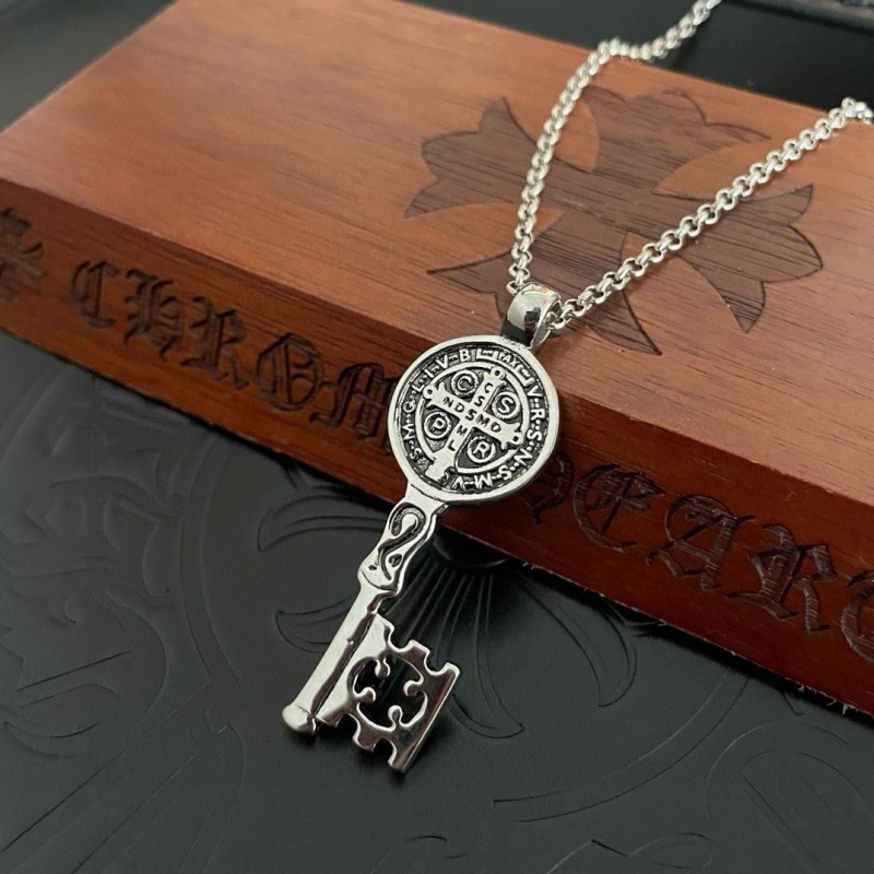 Ch*0me He**ts necklaces